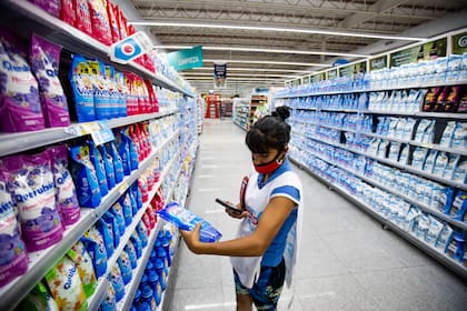 Integrantes de movimientos sociales controlan los Precios Cuidados en el supermercado Coto de Moreno, Provincia de Buenos Aires. Uno de los intentos oficiales por bajarle el ritmo a la inflación
