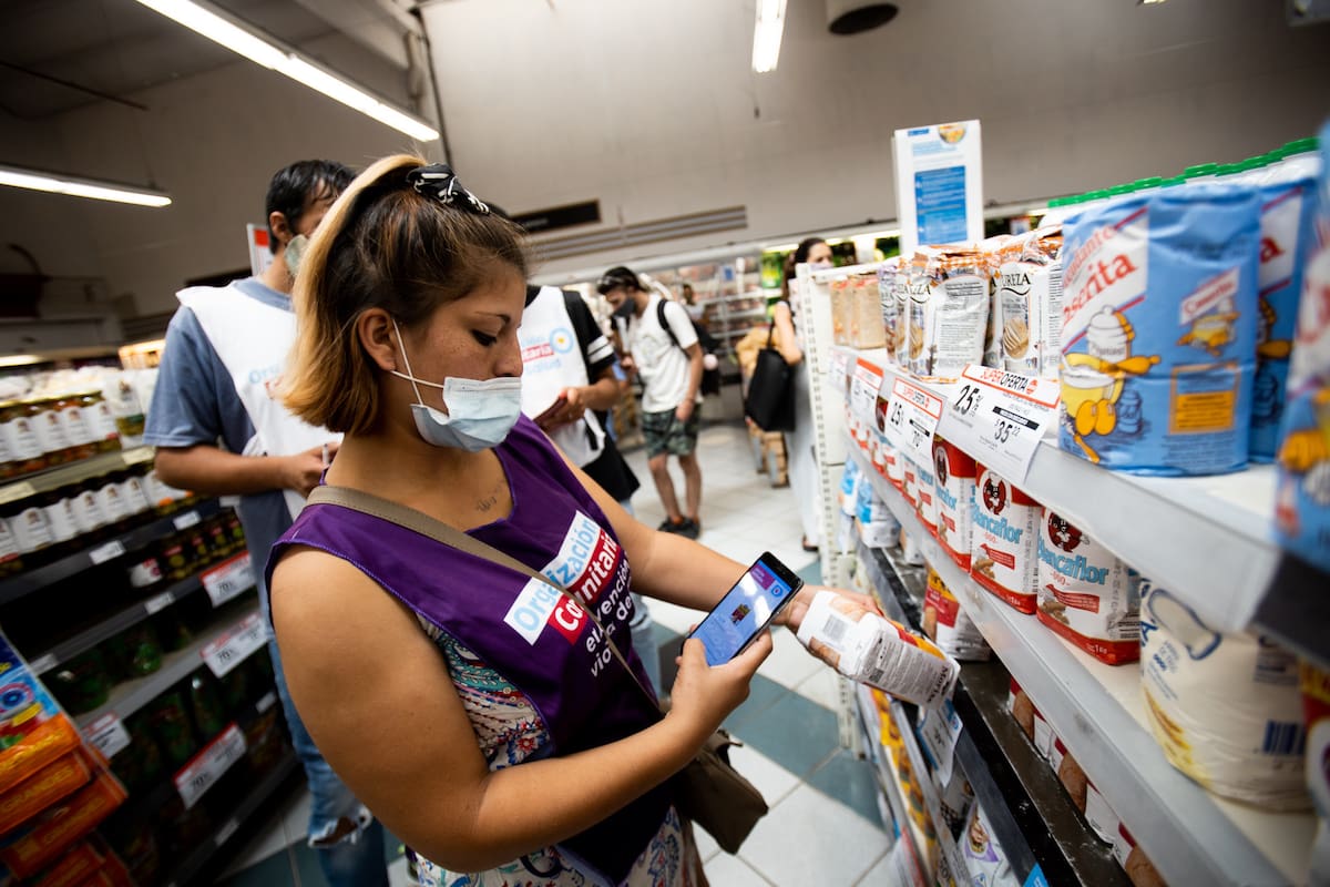 Integrantes de movimientos sociales controlan los Precios Cuidados en el supermercado Disco de Moreno, Provincia de Buenos Aires, el 13 de Febrero de 2021
