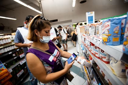 Integrantes de movimientos sociales controlan los Precios Cuidados en el supermercado Disco de Moreno, Provincia de Buenos Aires, el 13 de Febrero de 2021