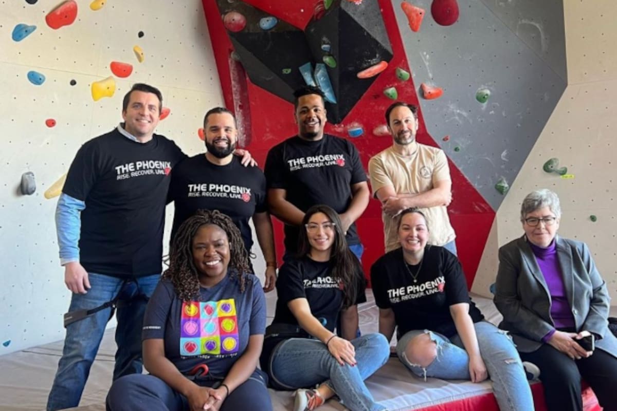 Integrantes de The Phoenix, una organización que combina actividad física y apoyo comunitario para personas en recuperación de adicciones; el modelo ya suma más de 433.000 inscripciones y se expandió en distintas ciudades de Estados Unidos