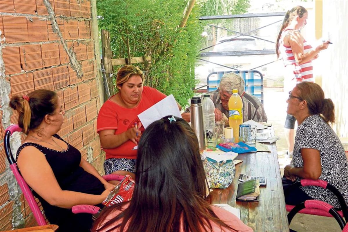 Integrantes de un banco comunal en San Miguel, en su reunión quincenal