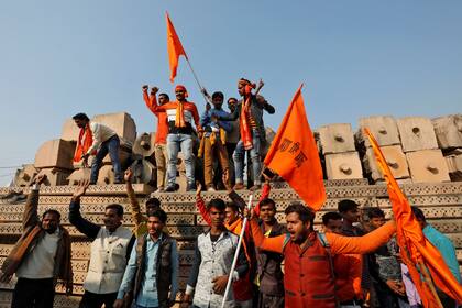Integrantes de una organización hinduista gritan eslóganes nacionalistas
