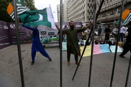 Integrantes del Consejo de Derechos Humanos de Pakistán, una ONG, realizan una protesta en apoyo a Cachemira al cumplirse dos años de que la India revocara a la región su condición de semiautonomía, en Islamabad, Pakistán, el jueves 5 de agosto de 2021. India y Pakistán se disputan Cachemira. (AP Foto/Fareed Khan)