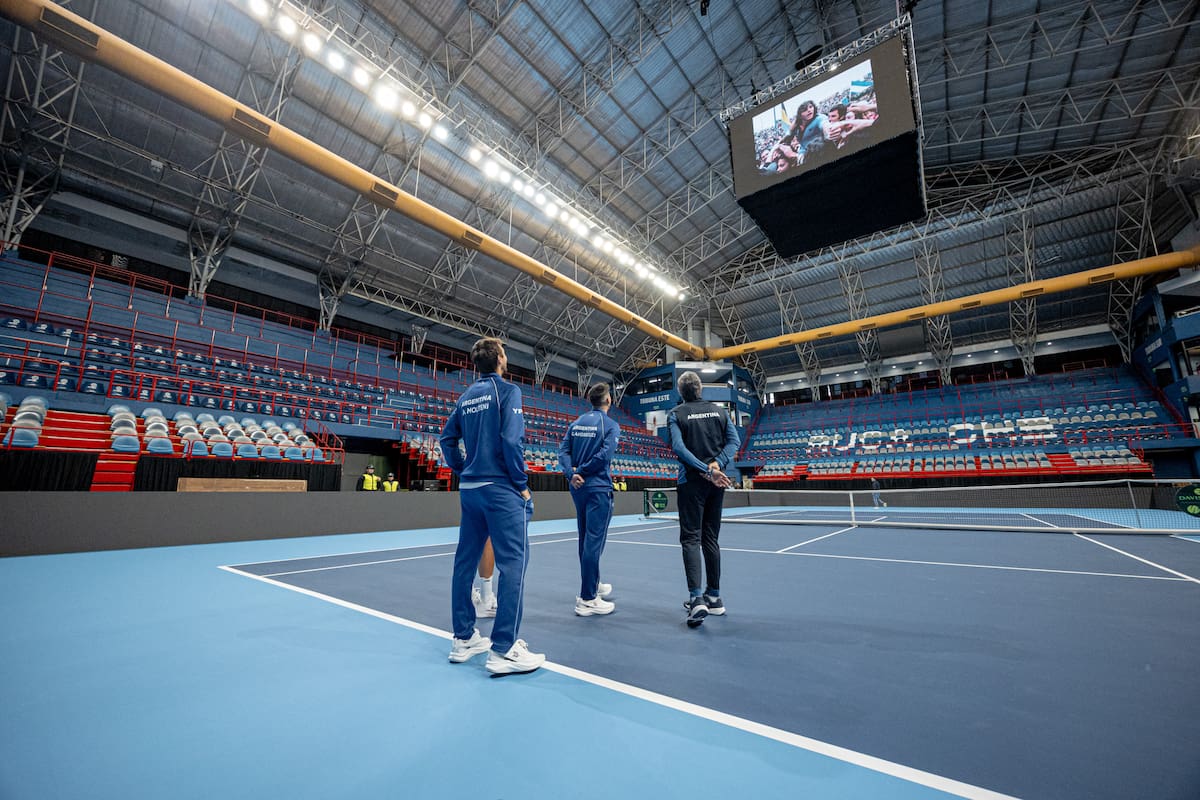Integrantes del equipo argentino de Copa Davis pisando la cancha montada en el estadio Ruca Che, de Neuquén, para la serie ante Turquía