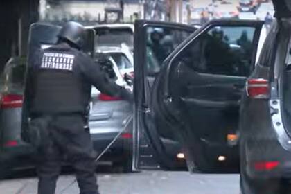 Integrantes del Escuadrón Antibombas registran una camioneta en busca de presuntos explosivos