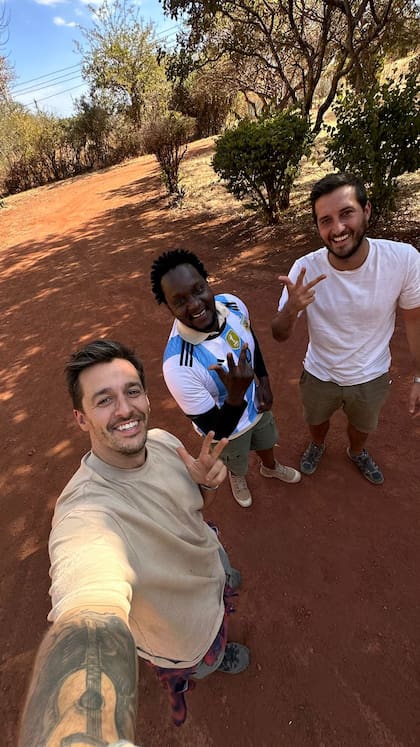 Integrantes del grupo Intriper junto al hombre tanzano, que lleva puesta una camiseta de la selección argentina