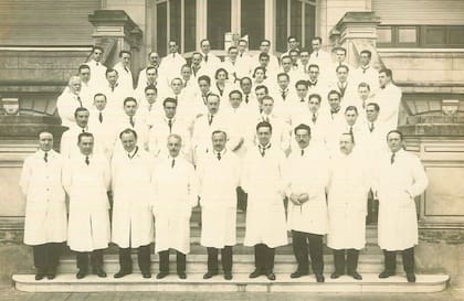 Integrantes del Instituto de Bacteriología posan frente al edificio original durante las primeras décadas de funcionamiento de la institución fundada en 1916