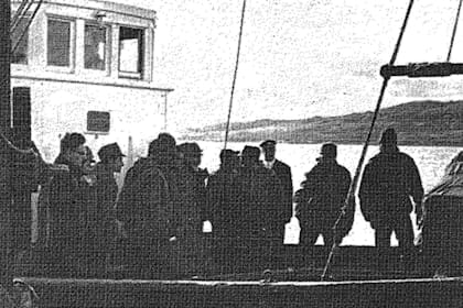 Integrantes del Operativo Cóndor fueron trasladados a Ushuaia en el ARA Bahia Buen Suceso, donde la tripulación civil los recibió como héroes