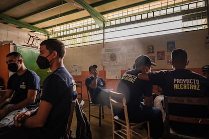 Integrantes del proyecto Alcatraz durante una clase de psicología en Sabaneta. Santa Teresa sostiene que el 70 por ciento de los 216 pandilleros que pasaron por el programa ya no se dedican a la vida delictiva.