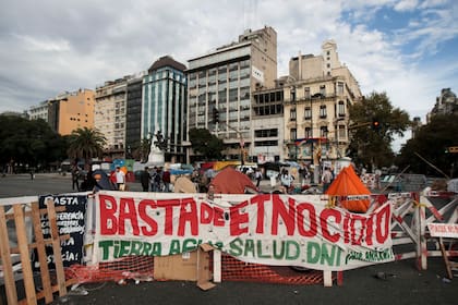 Integrantes del pueblo Qom protestan contra la violencia del gobierno de Formosa en Avenida de Mayo y 9 de Julio, en abril de 2011