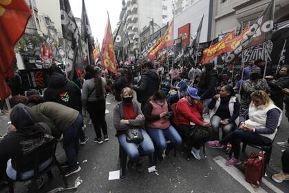 Integrantes del Sindicato Único de Trabajadores del Neumático Argentino (Sutna) realizan hoy un paro de actividades y concentración en la sede de la Dirección de Relaciones Laborales del Ministerio de Trabajo.
