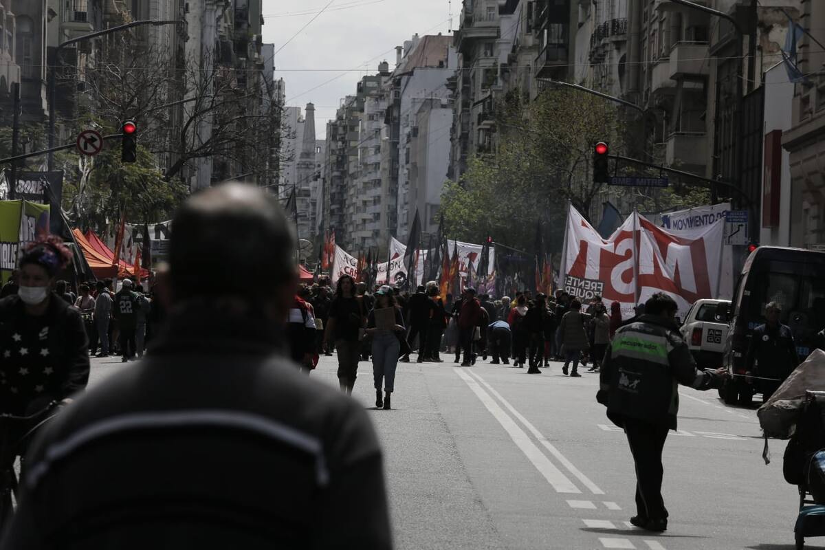 Integrantes del Sindicato Único de Trabajadores del Neumático Argentino (Sutna) realizan hoy un paro de actividades y concentración en la sede de la Dirección de Relaciones Laborales del Ministerio de Trabajo.