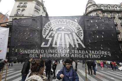 Integrantes del Sindicato Único de Trabajadores del Neumático Argentino (Sutna) realizaron hoy un nuevo paro de actividades