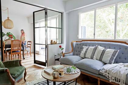 Integrar, iluminar, abrir... Trocar un departamento antiguo en luminoso escenario de la vida moderna, un plan simple con resultado inmejorable.