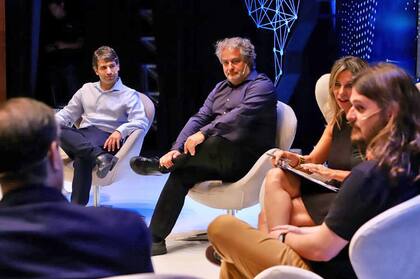 El panel "La reinvención de la Inteligencia Artificial aplicada a la forma de hacer negocios", moderado por Carla Quiroga
