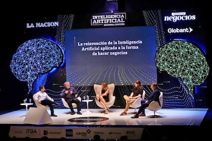 El panel "La reinvención de la Inteligencia Artificial aplicada a la forma de hacer negocios", moderado por Carla Quiroga