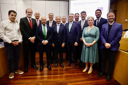 Intendentes, funcionarios de gobiernos locales, miembros de la Fundación PAD, de la Universidad Austral y de la delegación Unión Europea en la Argentina