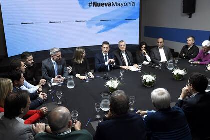 Intendentes, gobernadores y legisladores, ayer, en el búnker massista