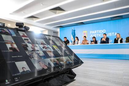 Intendentes peronistas en la sede de partido