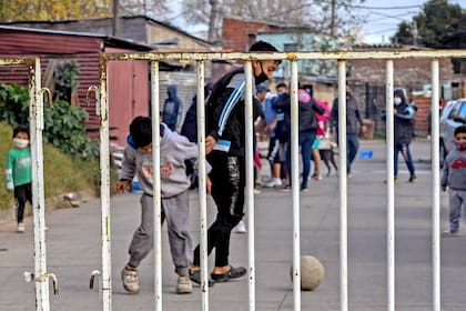 Intendentes y movimientos cuestionan la estrategia sanitaria en las villas