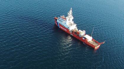Intensa búsqueda por mar y aire de un marinero desaparecido en aguas del sur