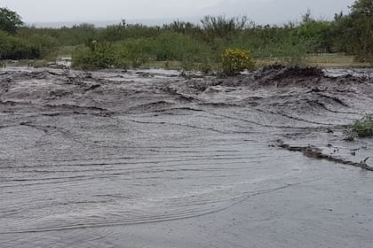 Varias zonas inundadas por la crecida en el depatamento Castro Barros