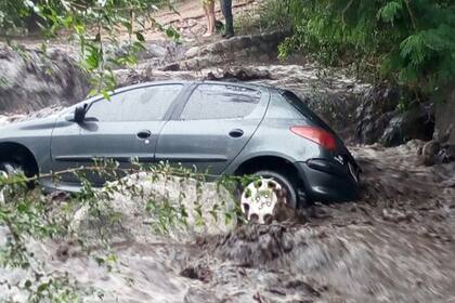 Un auto fue arrastrado por la corriente en Castro barros