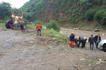 Rescatan a una camioneta de Vialidad arrastrada por la creciente en río Pismanta, en Guanchin, departamento Chilecito