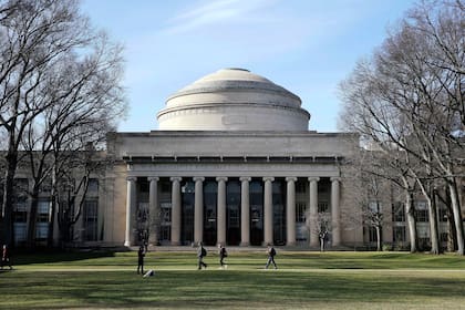 Intensifican búsqueda de asesino de profesor de MIT