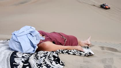 Intenso calor en la dunas de Pisco, Perû