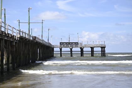Intenso operativo de busqueda del cuerpo del hombre que desaparecio el miércoles a la tarde en la zona del muelle de Santa Terecita