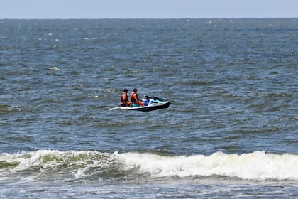 Intenso operativo de búsqueda del cuerpo del hombre que desapareció el miércoles en un muelle de Santa Teresita