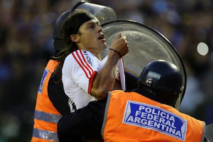 Intenso, sanguíneo, Almeyda pleno, aquella vez después de una expulsión en la Bombonera; fuera del campo, reflexivo, invita a la interpelación