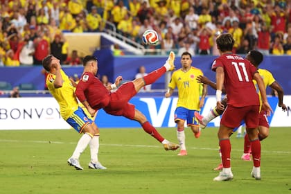 Intenta una pirueta Cristiano Ronaldo ante Arias