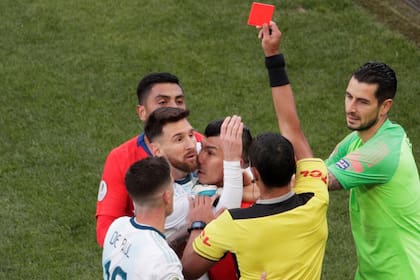Intentan separar a Messi y Medel, pero Díaz de Vivar ya decidió expulsarlos