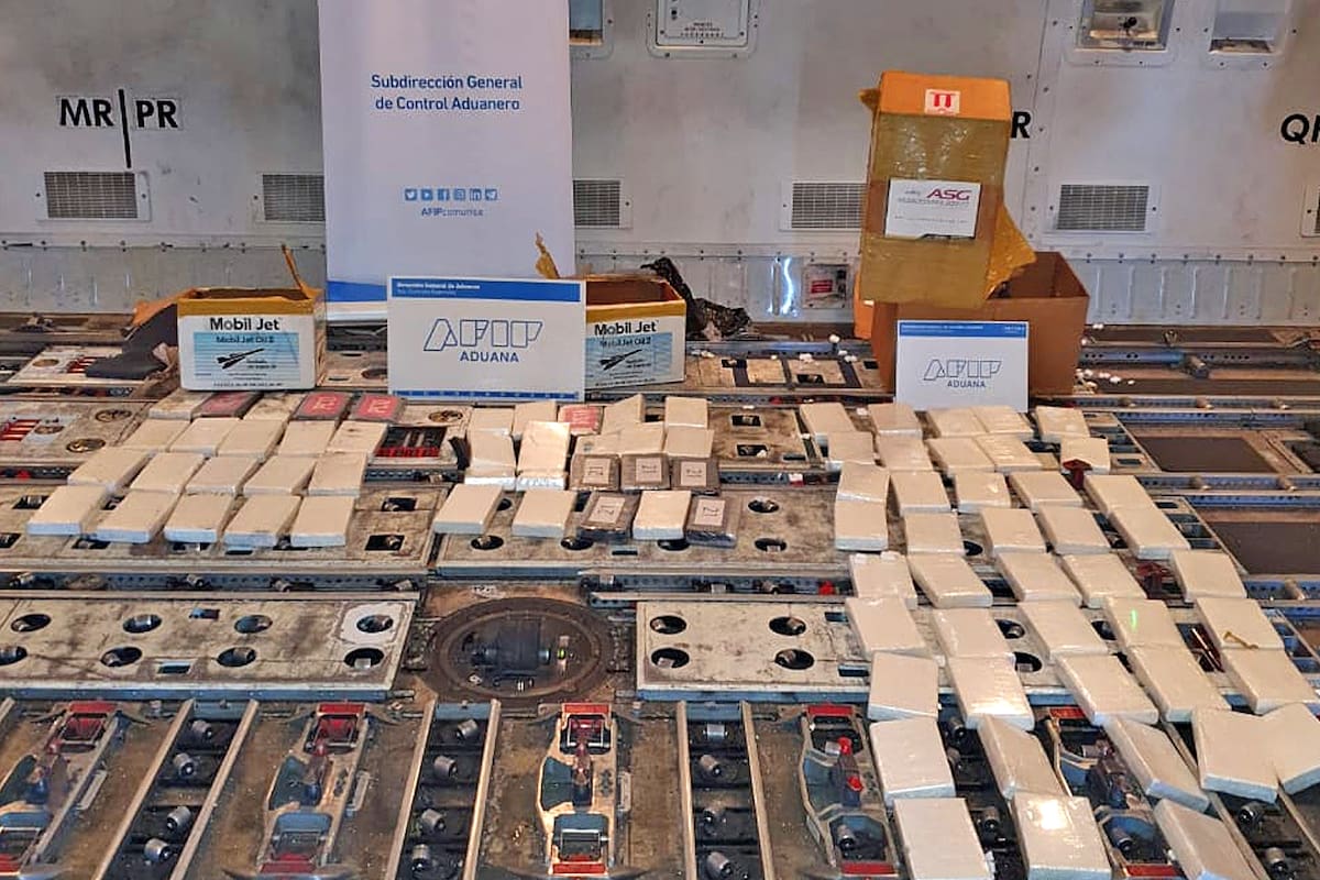 Intentaron disimular la droga en la bodega de un avión de KLM Cargo