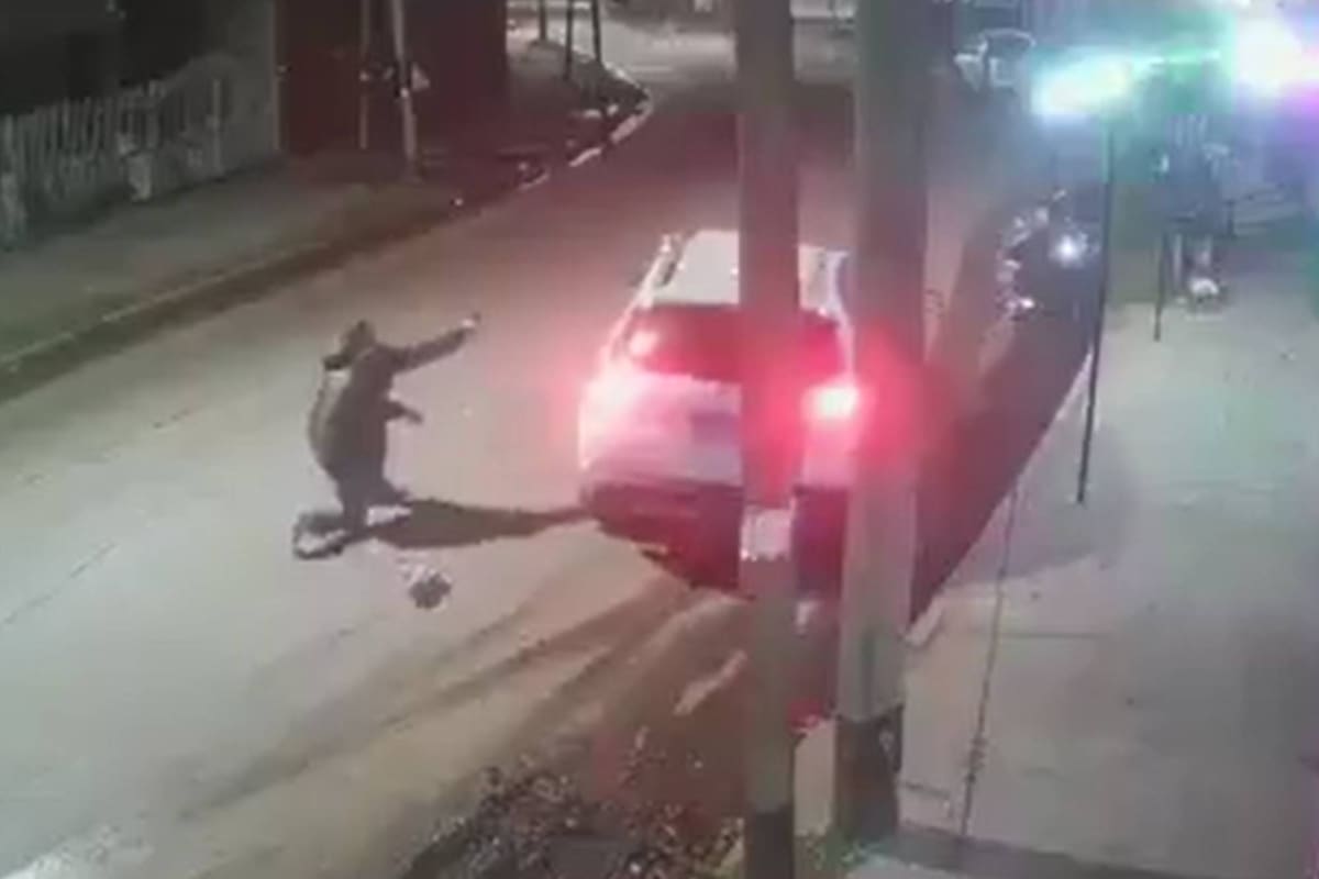 Intentaron robarle el auto cuando estacionaba frente a su casa en Florencio Varela: el policía se defendió a los tiros.