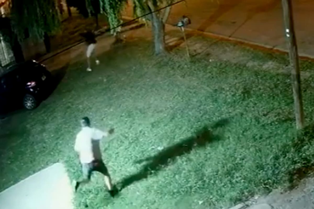 Intentaron robarle el auto y los echó a piedrazos