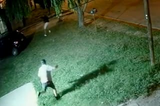 Así se defendió de dos motochorros que quisieron robarle el auto