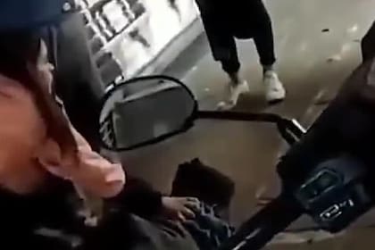 Intentó asaltar a una mujer y sus hijos en un edificio de La Plata y los vecinos casi lo linchan