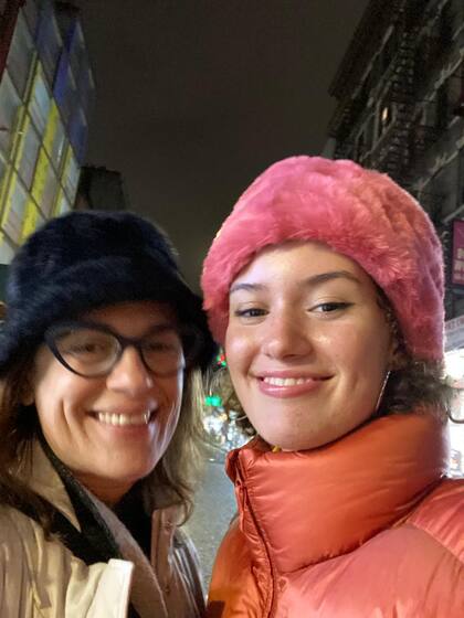 “Intento viajar si la veo mal, pero el abrazo no llega a tiempo", dice Claudia sobre el vínculo a la distancia con su hija de 20 años