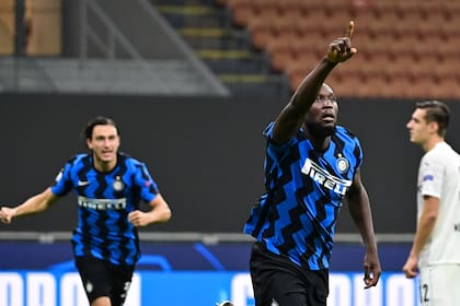 Romelu Lukaku anotó el 1-0 para Inter y salió al abrazo de Lautaro Martínez