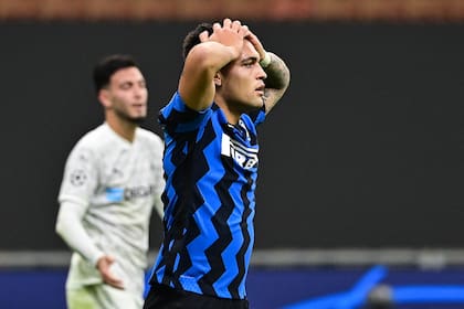 Su cabezazo dio en el palo y Lautaro Martínez no puede creerlo; Inter empató 2-2 frente a Borussia Moenchengladbach
