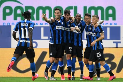 Inter festeja un gran triunfo que consiguió en los minutos finales