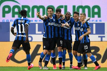 Inter festeja un gran triunfo que consiguió en los minutos finales