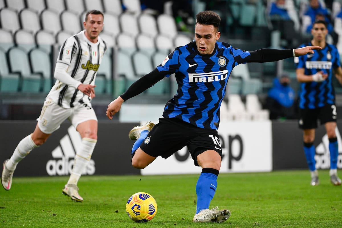 Inter Lautaro Martínez juega el balón durante la Copa de Italia, partido de vuelta, semifinal de fútbol entre la Juventus y el Inter de Milán