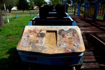 Una de los juegos abandonados en el predio del parque antes de su desmantelamiento.