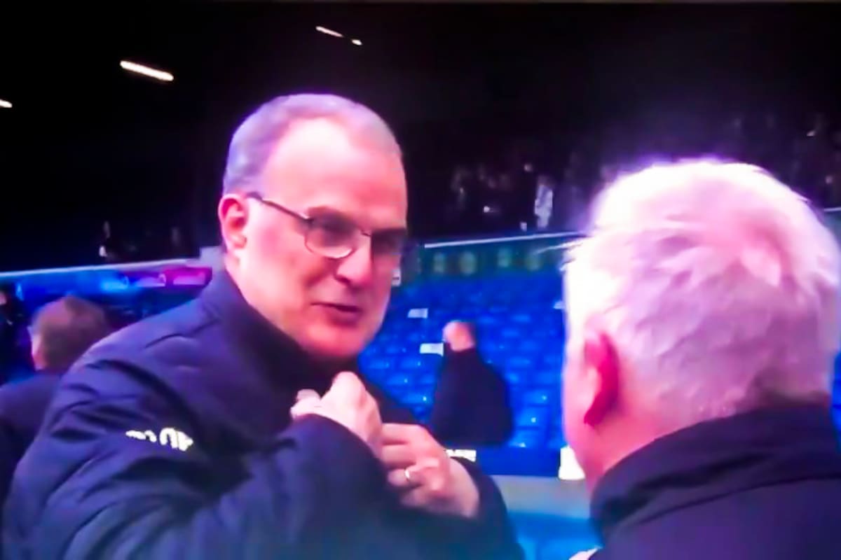 Intercambio de camperas: el pedido que le hizo el entrenador asistente del West Bromwich Albion, Sammy Lee, a Marcelo Bielsa.