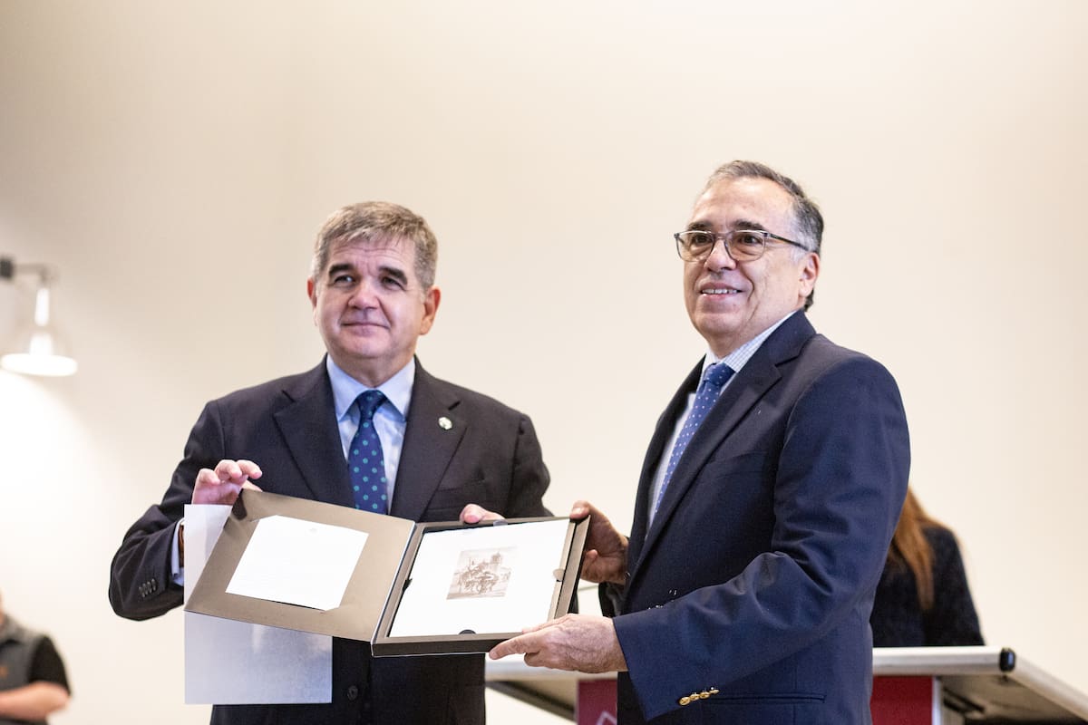 Intercambio de presentes entre el embajador de España, Joaquín María de Arístegui Laborde, y el de Perú, Carlos Alberto Chocano Burga, durante el anuncio de este sábado en La Rural