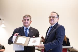 Intercambio de presentes entre el embajador de España, Joaquín María de Arístegui Laborde, y el de Perú, Carlos Alberto Chocano Burga, durante el anuncio de este sábado en La Rural